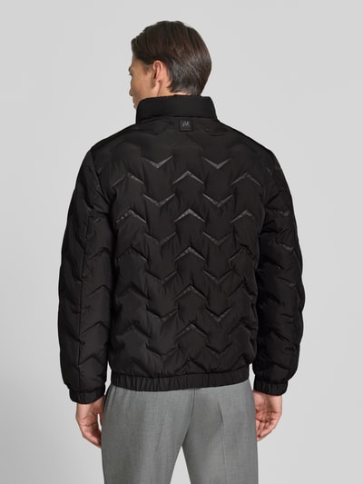 Männermodel trägt Steppjacke mit Stehkragen und Reißverschlusstaschen von Antony Morato in Schwarz, Regular Fit, Rückenansicht, Ganzkörperansicht Rückansicht. Rückenlänge 71 cm, Schulterbreite 50 cm, Brustweite 59 cm, Ärmellänge 66 cm.