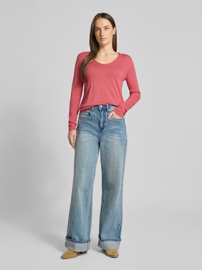 Modelka kobieca ma na sobie Regular Fit Pullover aus Baumwoll-Viskose-Mix od Tom Tailor, kolor jednolity, krój regular fit, dekolt w serek, długi rękaw, ściągacze, materiał bawełniano-wiskozowy, faktura drobnego prążka, widok całej sylwetki z przodu.