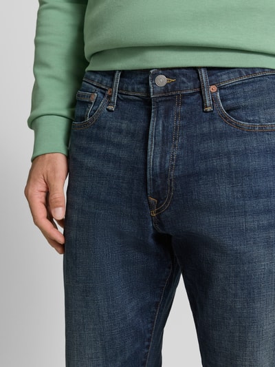 Männermodel trägt Straight Fit Jeans aus Baumwoll-Mix Modell 'HAMPTON' von Polo Ralph Lauren, dunkles Blau mit sichtbarer Struktur, Nahaufnahme Oberkörper. Herren Straight Fit Jeans von Polo Ralph Lauren.