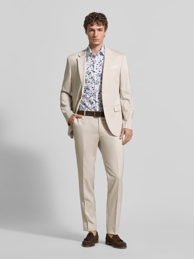 Männermodel trägt Regular Fit Business-Hemd aus Baumwolle mit Kentkragen von Christian Berg Men, Allover-Look, Ganzkörperansicht von vorne. Rückenlänge bei Größe 39/40: 78 cm, Schulterbreite: 47 cm, Ärmellänge: 23 cm, Reine Baumwolle.