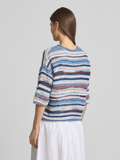 Frauenmodel trägt Strickpullover mit 1/2-Arm von Oui, mehrfarbige Streifen, strukturierte Oberfläche, Allover-Look, Ganzkörperansicht Rückansicht