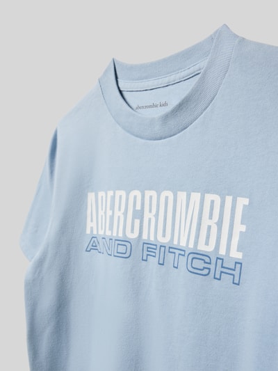 Produktfoto, Regular Fit T-Shirt mit Logo-Print von Abercrombie&Fitch in Hellblau aus Baumwoll-Mix, Rundhalsausschnitt, Rückenlänge 53 cm bei Größe 134