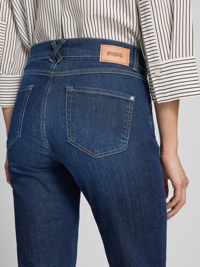 Frauenmodel trägt dunkelblaue Straight Fit Jeans aus Baumwoll-Mix Modell 'DARLEEN' von ANGELS, Damen Straight Fit Jeans, Nahaufnahme Rückansicht.