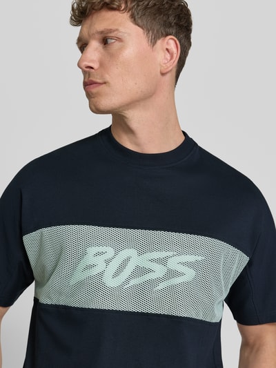 Männermodel trägt Regular Fit T-Shirt aus reiner Baumwolle Modell 'TE_BAYMESH' von BOSS Orange, unifarben, Nahaufnahme Oberkörper
