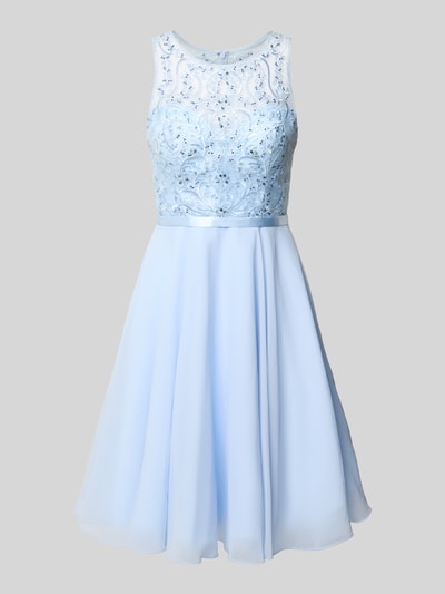 Productfoto, Cocktailkleid met ronde halslijn van Luxuar, getailleerd model, lichtblauw, ondoorzichtige voering, zichtbare naadrits, maat 36.