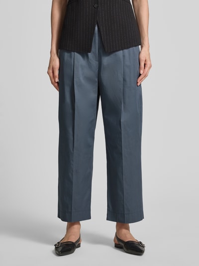 Frauenmodel trägt Caprihose mit Gesäßtasche von Luisa Cerano in Blau, Baumwoll-Elasthan-Mix, Relaxed Fit, Bügelfalten, Ganzkörperansicht von vorne