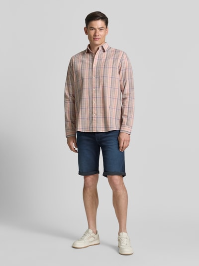 Männermodel trägt Regular Fit Bermudas in Denim-Optik mit Eingrifftaschen von MAC, Used-Look, Baumwoll-Elasthan-Mix, Ganzkörperansicht von vorne.