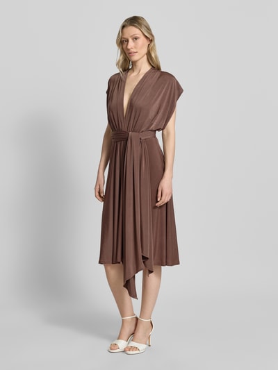 Rose Avenue Knielanges Cocktailkleid mit tiefem V-Ausschnitt Schoko 1