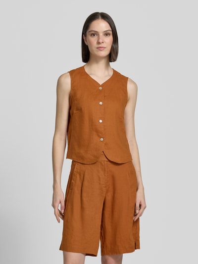 Frauenmodel trägt Leinenweste mit V-Ausschnitt und Knopfleiste von Christian Berg Woman in Braun, Regular-Fit, Struktur sichtbar, Ganzkörperansicht von vorne. Rückenlänge 48 cm, Schulterbreite 34 cm, Brustweite 48 cm bei Größe 36.