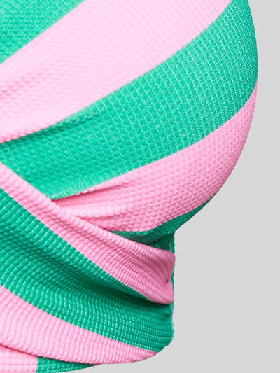 Frauenmodel trägt Bikini-Oberteil mit abnehmbaren Trägern von WATERCULT, Material-Mix mit Stretch-Anteil, Detailaufnahme.