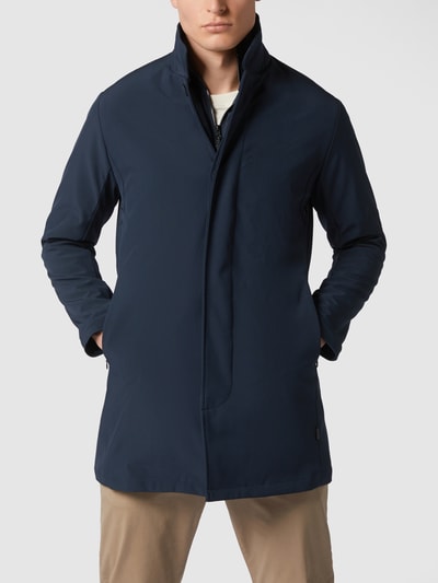 Matinique Krótki płaszcz z plisą w kontrastowym kolorze model ‘Philman’ Granatowy 4
