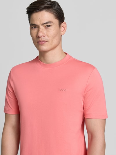 Männermodel trägt Regular Fit T-Shirt aus reiner Baumwolle Modell 'TE_INTERLOCK' von BOSS Orange in Optik: Unifarben, Nahaufnahme Oberkörper.