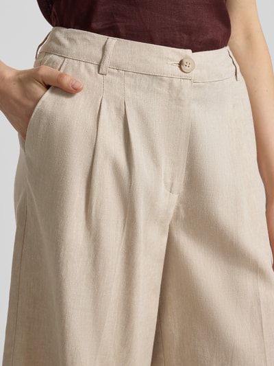 Frauenmodel trägt Bermudas mit Leinen-Anteil und Eingrifftaschen Modell 'DAZIA' von B.Young, Viskose-Mix, ausgestellter Schnitt, Nahaufnahme Oberkörper.