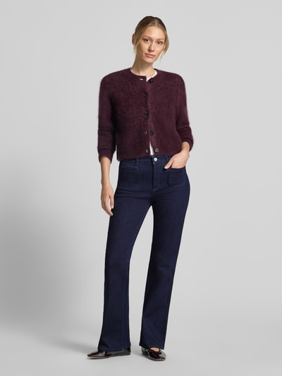 Frauenmodel trägt Straight Fit Jeans aus Baumwoll-Mix von Christian Berg Woman in Dunkelblau, mit Eingriff- und Gesäßtaschen, Ganzkörperansicht von vorne.