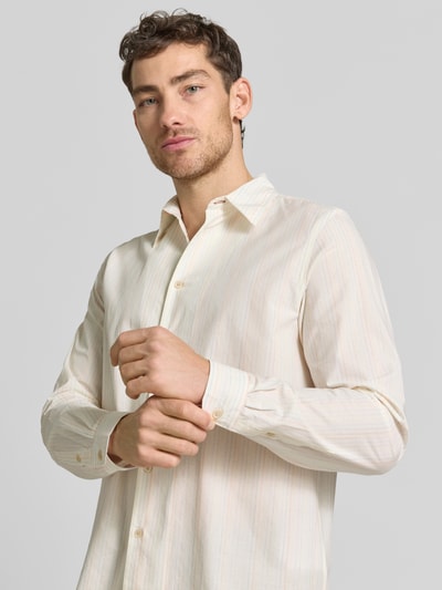 Männermodel trägt Regular Fit Freizeithemd aus reiner Baumwolle von PAUL SMITH in Beige mit feinen Streifen, Kentkragen, Nahaufnahme Oberkörper.