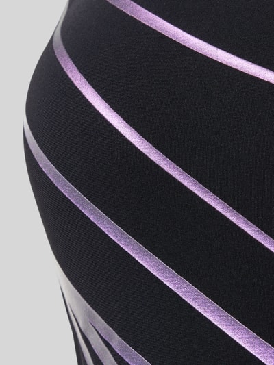 Frauenmodel trägt Badeanzug mit Logo Modell 'LILI' von Arena aus Material-Mix mit Stretch-Anteil, Körpernahe Passform, Detailaufnahme.