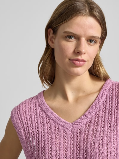 Frauenmodel trägt Top in Strick-Optik von Review in Rosa mit Lochstickerei, V-Ausschnitt, Nahaufnahme Oberkörper, Gerader-Schnitt, Brustweite 41 cm, Schulterbreite 44 cm, Rückenlänge 42 cm bei Größe S.