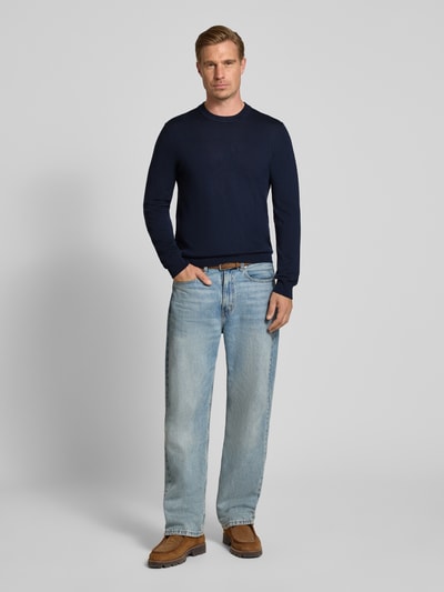 Männermodel trägt Regular Fit Pullover aus reiner Wolle von Jake*s Studio Men in Dunkelblau zu Jeans, Ganzkörperansicht von vorne.
