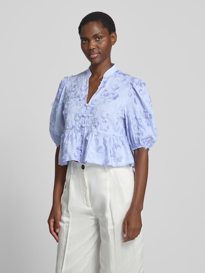 Frauenmodel trägt Regular Fit Bluse mit Stitchings Modell 'CAPUCHIN' von MANGO, reine Baumwolle, V-Ausschnitt, Nahaufnahme Oberkörper.