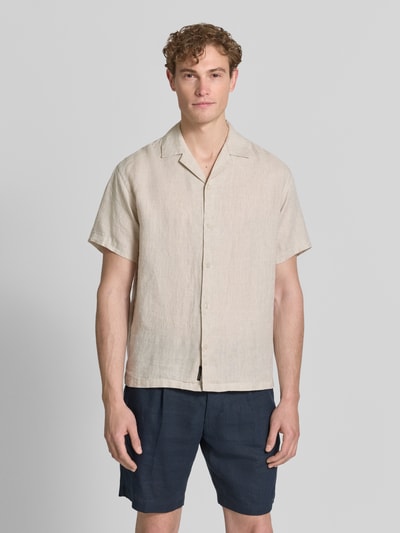 Männermodel trägt Regular Fit Leinenhemd Modell 'LAWRENCE' von Jack & Jones Premium, Reines Leinen, Knopfleiste, Reverskragen, Ganzkörperansicht von vorne.