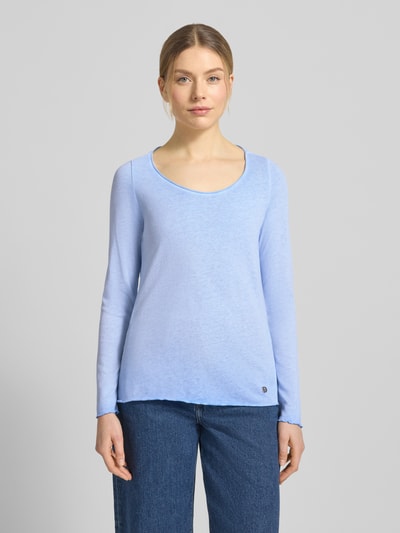 Vrouwenmodel draagt Longsleeve met Rundhalsausschnitt van Smith and Soul, katoenmix, regular fit, labeldetail, lichtblauw, voorkant volledig zichtbaar, Ganzkörperansicht von vorne.