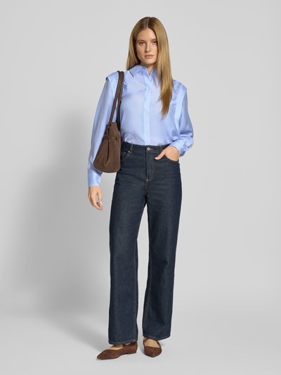 Frauenmodel trägt Regular Fit Bluse mit verdeckter Knopfleiste Modell 'MOLLY' von Copenhagen Muse, hellblau, Falten, Hemdblusenkragen, Lyocell-Mix, Ganzkörperansicht von vorne.