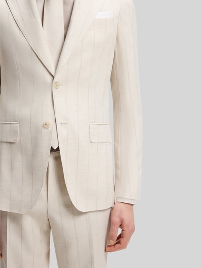 Männermodel trägt Slim Fit Anzug aus Baumwoll-Woll-Mix Modell 'H-HUGE-2PCS-261' von BOSS, Optik:Allover-Muster, gestreift, Nahaufnahme Oberkörper.