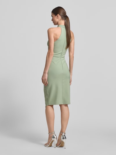 Kobiece modelka nosi Slim Fit Kleid mit Stehkragen von Lipsy, elastyczna mieszanka materiałów, asymetryczny krój, bez rękawów, marszczenia, długość tyłu w rozmiarze 36: 105 cm, szerokość w rozmiarze 36: 34 cm, zielony kolor, gładka faktura, całkowity widok z tyłu.