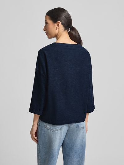 Vrouwenmodel draagt Loose Fit 3/4-shirt uit katoenmix met modal-aandeel van Tom Tailor, look: effen, piqué, boothals, schouderknopen, 3/4-mouwen, mouwboord, loose fit pasvorm, katoenmix met modal-aandeel, geheel achteraanzicht.