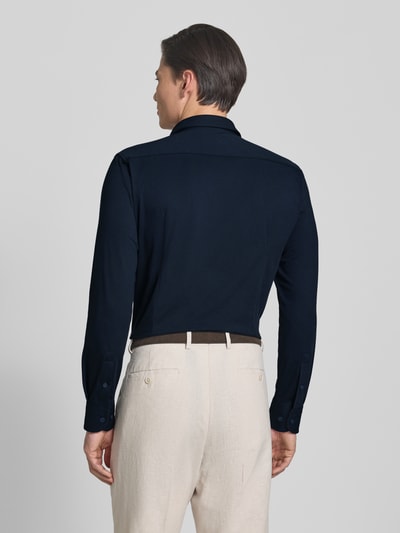 Männermodel trägt Slim Fit Businesshemd aus Baumwoll-Mix Modell 'P-HANK-S' von BOSS, Optik: unifarben, Ganzkörperansicht Rückansicht.