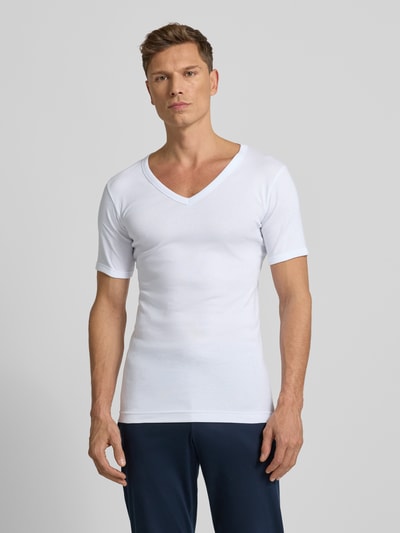 Männermodel draagt T-Shirt met geribbelde V-hals van Götzburg Wäsche, wit, slim fit, pure katoen, voorkant, bovenlichaam close-up.