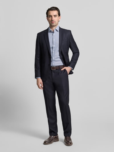Männermodel trägt Regular Fit Business Hemd aus Baumwolle mit Kentkragen von Christian Berg Men in Hellblau, Ganzkörperansicht von vorne.