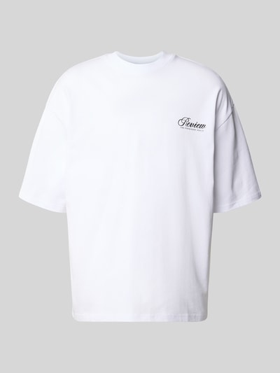 Produktfoto, białe T-Shirt mit Logo- und Statement-Print von REVIEW z bawełny, krój loose fit, okrągły dekolt, długość tyłu 66 cm w rozmiarze M
