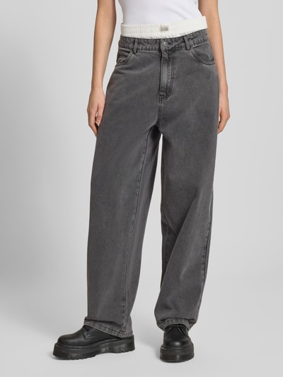 Frauenmodel trägt Relaxed Fit Jeans im Boxer-Look von Karo Kauer, grauer Baumwoll-Viskose-Mix mit Eingrifftaschen, Ganzkörperansicht von vorne