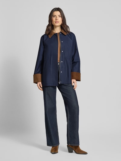 Frauenmodel trägt Damen Parka mit Umlegekragen und Eingrifftaschen Modell 'ANCA' von YAS, Baumwoll-Mix, Regular-Fit, Ganzkörperansicht von vorne.