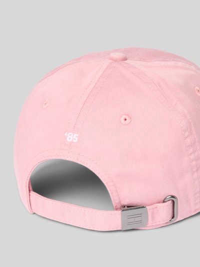 Produktfoto, Basecap aus reiner Baumwolle von Tommy Hilfiger in Rosa mit Optik: Unifarben, Logo-Stitching, verstellbarer Riegel, Materialverarbeitung: Denim