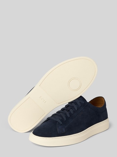 Productfoto, Low Top Sneaker uit puur rundleernubuck model 'Kieran_Tenn_wcsd' van BOSS, effen, ronde neus, platte hak, labelreliëf, vetersluiting, gestructureerde zool, nubuckleer.