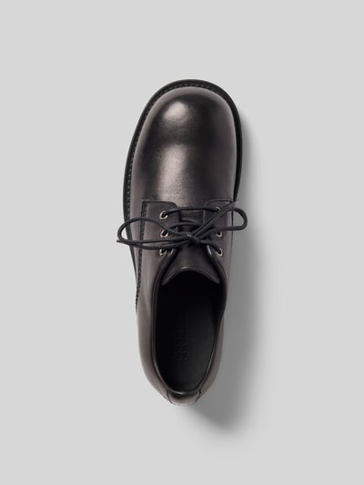 Produktfoto, Derby-Schuhe mit Schnürverschluss von MM6 Maison Margiela in Schwarz, abgerundete Form, glatte Sohle, Ziernähte, Vogelperspektive.