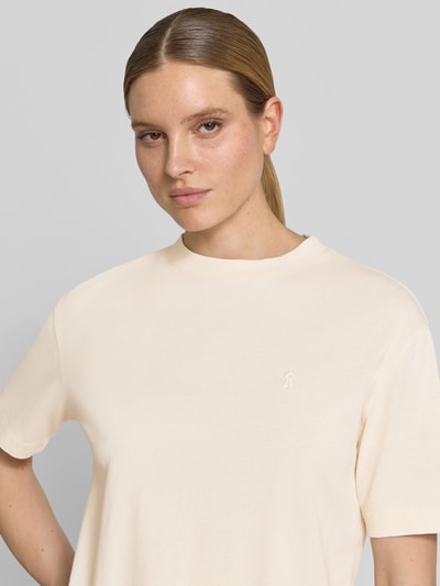 Frauenmodel trägt Damen T-Shirt mit Label-Stitching Modell 'TARJAA' von ARMEDANGELS in Unifarben, reine Bio-Baumwolle, Nahaufnahme Oberkörper.