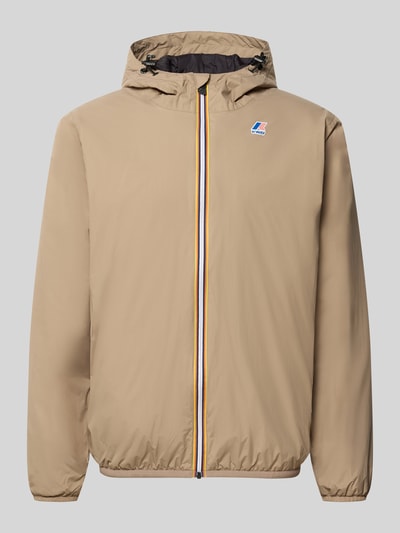 Produktfoto, Jacke mit Logo und Reißverschluss von K-WAY in Beige mit Kapuze, Regular Fit, glatte Oberfläche, Logo auf Brust, Reißverschluss farbig, ideal für Herren, Kontext: Rückenlänge 70 cm, Schulterbreite 47 cm, Brustweite 60 cm, Ärmellänge 67 cm