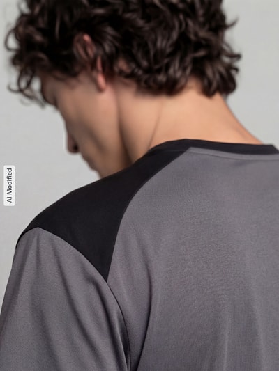 Männermodel trägt Regular Fit T-Shirt mit DryCell Technology Modell 'PUMATECH Essentials Tee' von PUMA, Herren T-Shirt von PUMA Performance, Detailaufnahme Rückansicht.