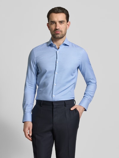 Männermodel trägt Slim Fit Businesshemd mit extra langem Arm Modell 'HANK' von BOSS, Optik:Allover-Muster, Reine Baumwolle, Ganzkörperansicht von vorne.