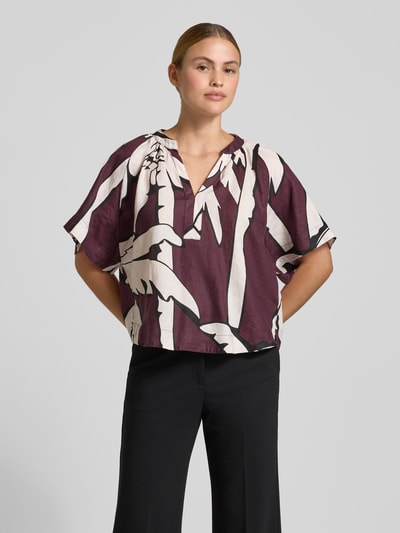 Frauenmodel trägt Boxy Fit Leinenbluse im Allover-Look von Christian Berg Woman in Lila-Weiß, V-Ausschnitt, Ganzkörperansicht von vorne.
