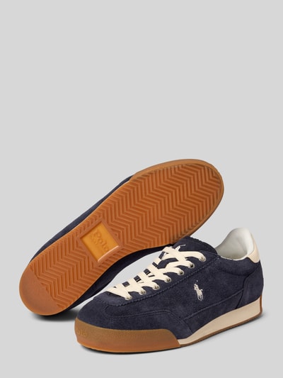 Produktfoto, Low Top Sneaker aus echtem Veloursleder Modell 'HESTER' von Polo Ralph Lauren in Dunkelblau mit hellen Kontrast-Details, strukturierter Sohle und Logo-Print.