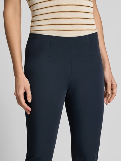 Vrouwenmodel draagt Stoffhose met elastische band Modell 'SABRINA' van SEDUCTIVE, katoenmix, slim fit, detailopname heupen.