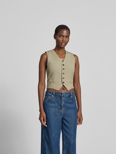 Frauenmodel trägt Slim Fit Weste mit V-Ausschnitt von Iro aus Reine Baumwolle mit Knopfleiste und Paspeltaschen, Ganzkörperansicht von vorne.