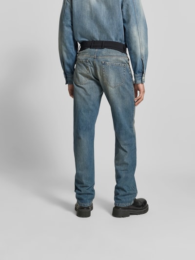 Männermodel trägt Straight Fit Jeans mit kontrastivem Bund von MM6 Maison Margiela, 5-Pocket-Design, Reine Baumwolle, Ganzkörperansicht Rückansicht.