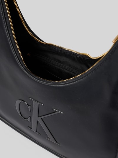 Produktfoto, czarna Henkeltasche mit Label-Detail od CK Calvin Klein, matowa faktura, złoty zamek, widoczny detal z logo