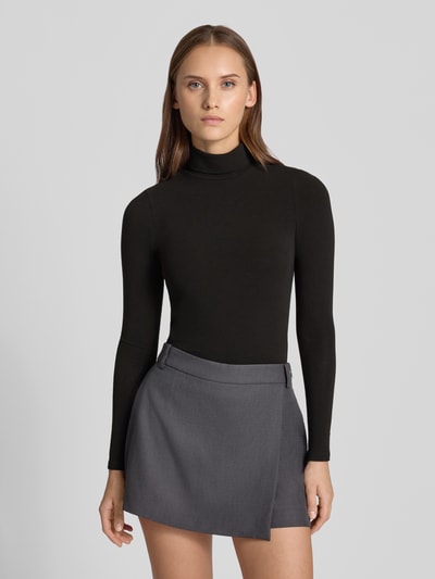 Frauenmodel trägt schwarzes Regular Fit Langarmshirt mit Viskose-Anteil Modell 'GLAMOUR' von ONLY, Damen Langarmshirt, Nahaufnahme Oberkörper.