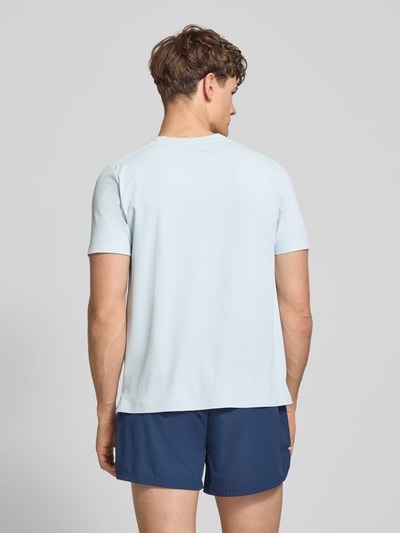 Mężczyznę model nosi T-Shirt mit Strukturmuster Modell 'TELLER TEE' od Ellesse, jasnoniebieski kolor, krój regular fit, tekstura na powierzchni, zdjęcie całej sylwetki z tyłu, materiał z domieszką stretchu, długość pleców w rozmiarze M: 67 cm, logo, okrągły dekolt.